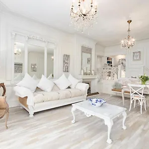 the-exquisite-french-boudoir-of-harrogate.yorkshirehotels.net/